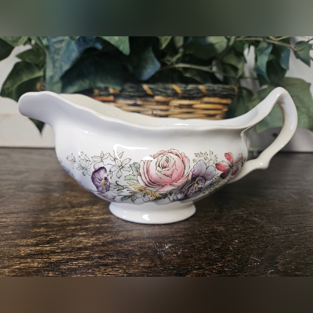 Johnson Brothers Vintage SHERATON Gravy Boat, Made in England,